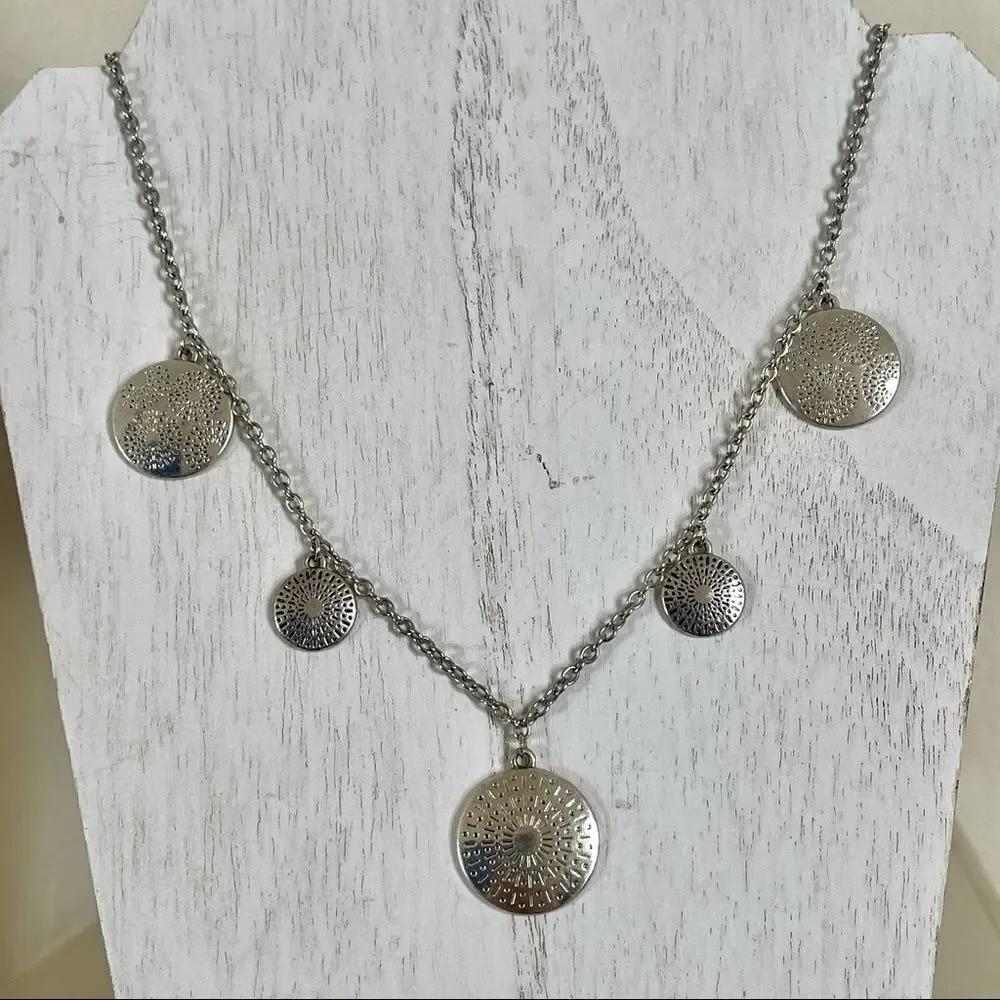 Silver tone disc necklace
